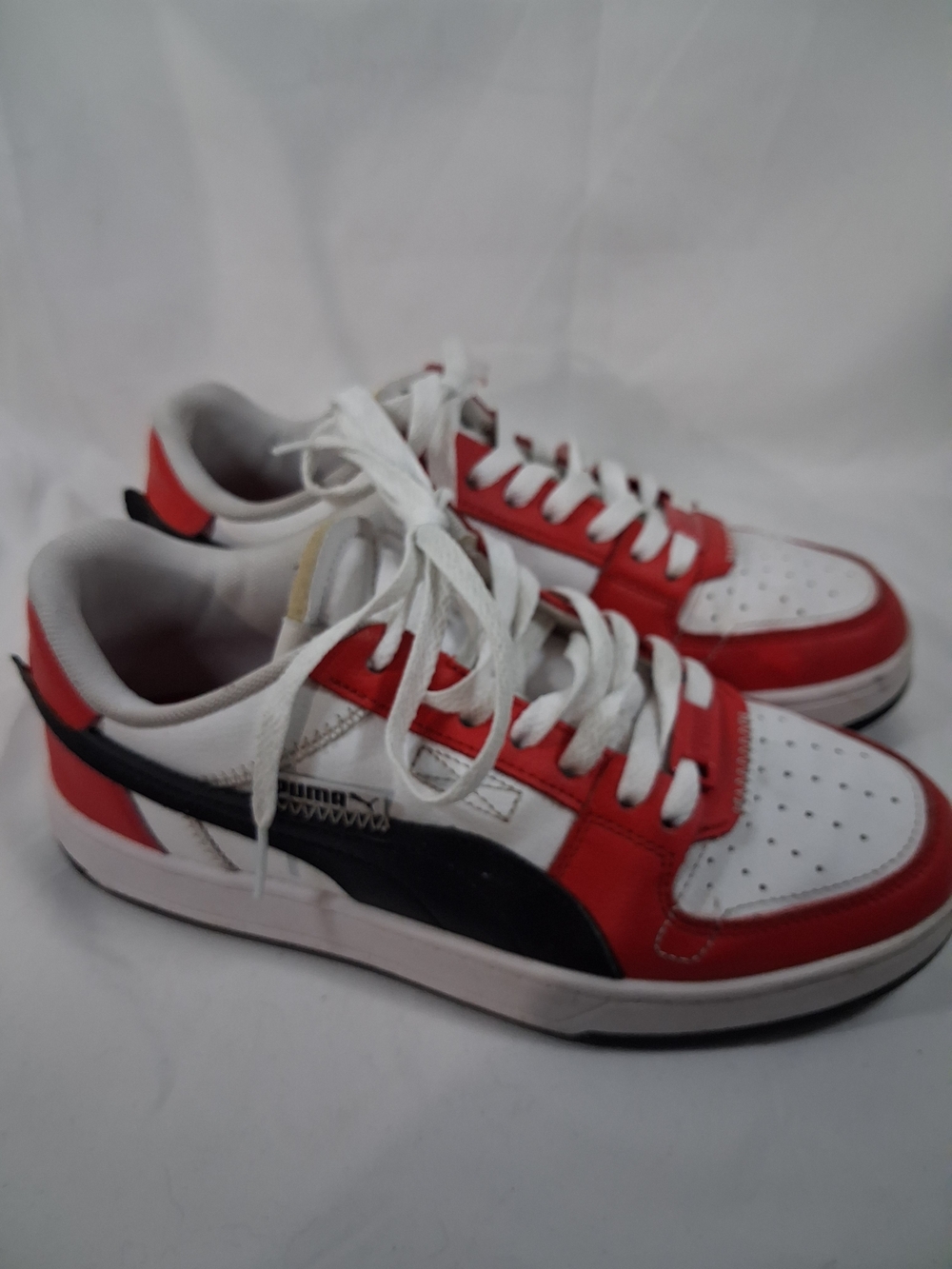 Puma Men’s White Red Low-Top Sneakers - Picture 2 of 4
